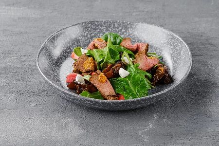 Салат с ростбифом, томатами и древесными грибами