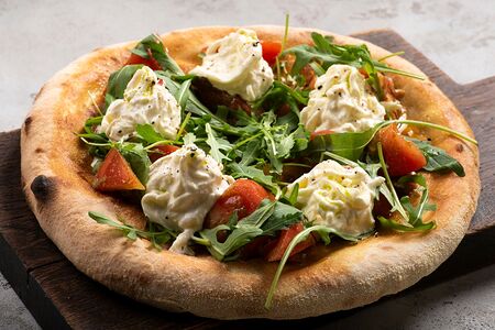 Пицца с сыром страчателла и помидорами