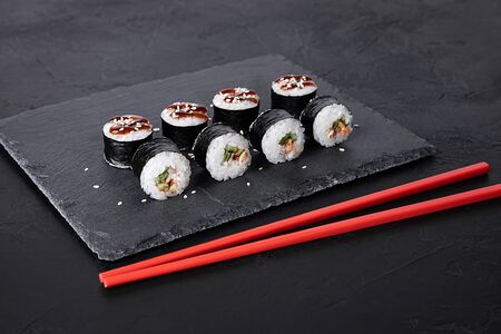 Ролл с угрём