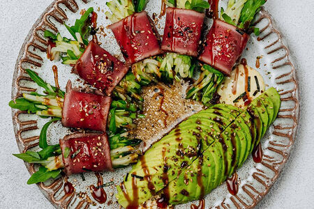 Татаки из тунца, авокадо и овощи