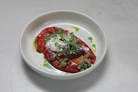 Печеный перец рамиро со страчателлой, соусом ромеско и тапенадой