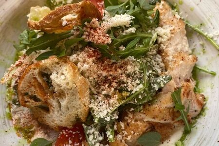 Салат с цыплёнком и тайским соусом