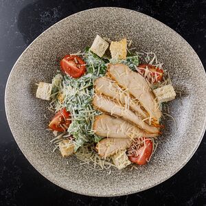 Салат Цезарь с курицей