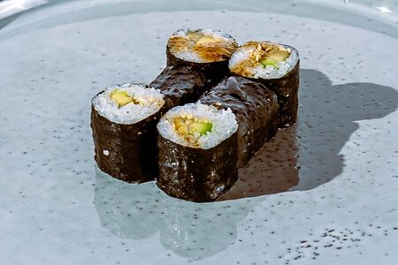 Ролл с авокадо