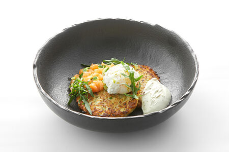 Драники с тартаром из лосося и яйцом пашот