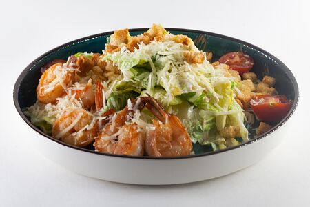Салат с креветками и соусом цезарь