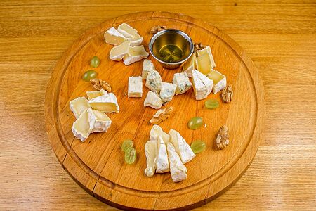 Тарелка сыров с медом и арахисом