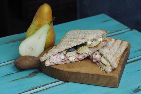 Сэндвич с ветчиной, сыром и грушей