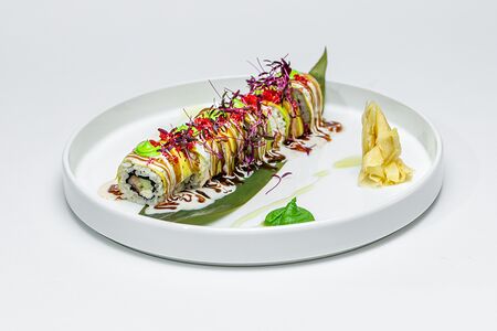 Лосось, авокадо, огурец, ореховый соус