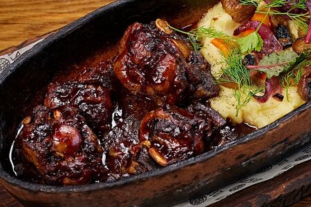 Томлёный говяжий хвост и копчёное пюре