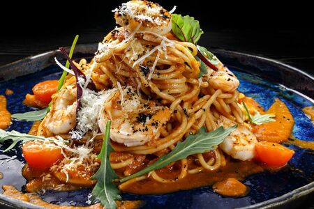 Спагетти с тигровыми креветками в соусе арабьята