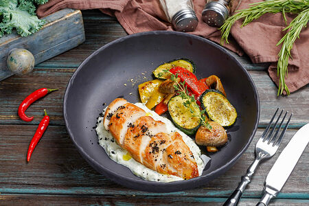 Стейк из куриной грудки с овощами