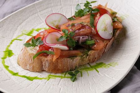 Брускетта с томатами и красным луком