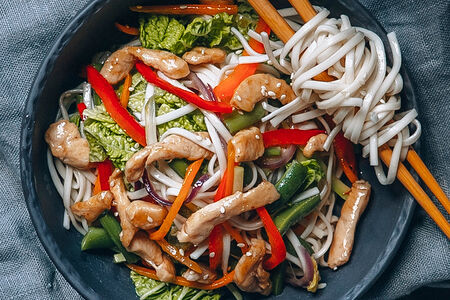 Вок с удоном и курицей