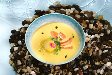 Манговый суп с филе лосося