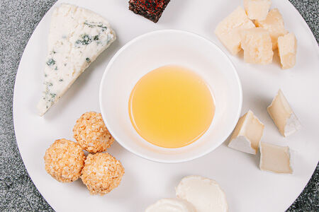 Сырное ассорти с пикантным мармеладом и медом