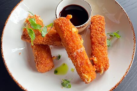 Сыр жареный с гранатовым соусом