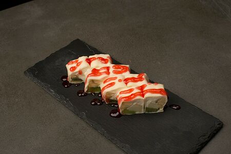 Сладкий ролл клубника