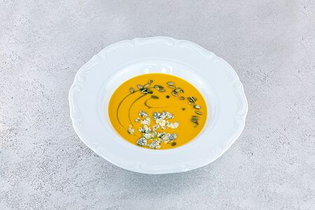 Суп-крем из фермерской тыквы с горгонзолой