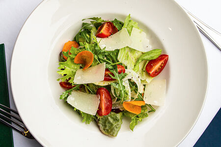 Зеленый салат со свежими овощами и пармезаном