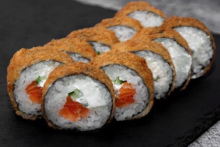 Ролл темпура с копчёным лососем