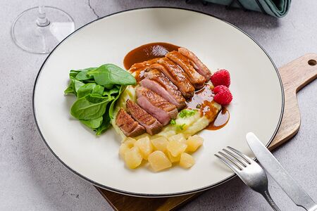 Утиная грудка магре с пюре из топинамбура, малиной и чатни из груши