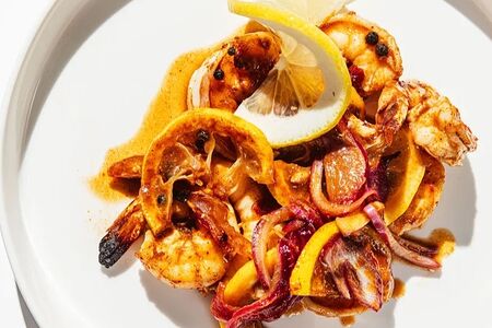 Креветки, запеченные с вустерширским соусом и красным луком