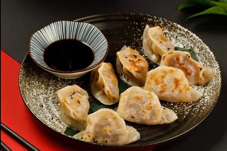 Жареные дим-самы со свининой и пекинской капустой L