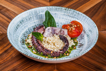 Осьминог на гриле с пастой птитим