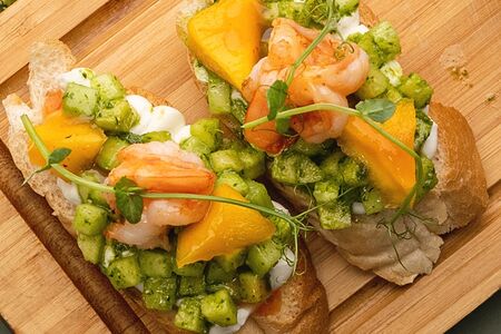 Брускетта с тигровой креветкой и тартаром из огурца и яблок