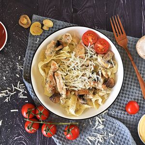 Феттуччине с курицей и грибами