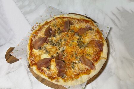 Пицца с грибами и прошутто