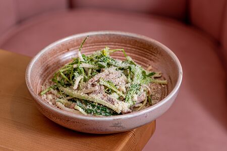 Салат с языком и рукколой