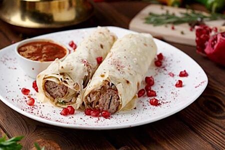 Люля-кебаб с говядиной и свининой в лаваше