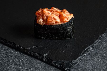 Гункан с лососем