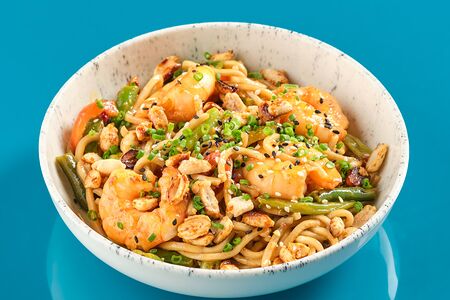 Лапша с креветками в соусе пад тай