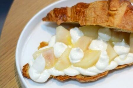 Круассан с сезонными фруктами