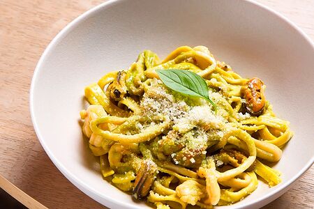 Паста с морепродуктами и соусом песто