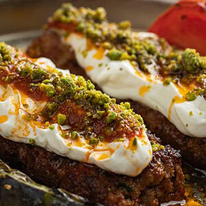 Молотый кебаб с йогуртом и фисташками