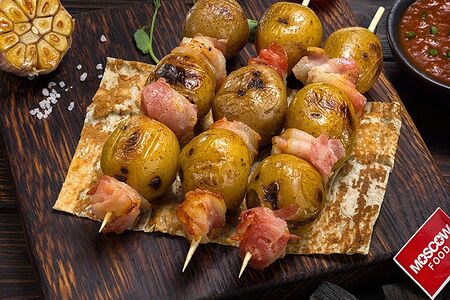 Мини-шашлычки из мини-картофеля с беконом