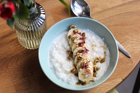 Рисовая каша с бананом и тыквенными семечками