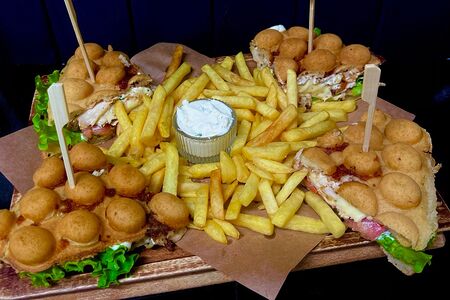 Вафлскепасти, фри, белый соус