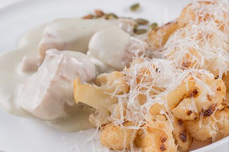 Цыплёнок с цветной капустой и блю чиз