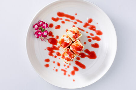 Сладкий ролл с бананом и манго