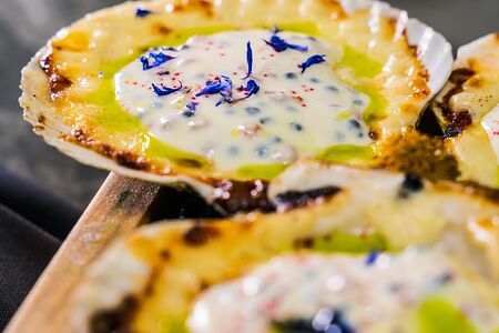 Гребешок, запечённый с икорным соусом