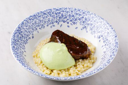 Телячьи щёки с птитимом и муссом из брокколи