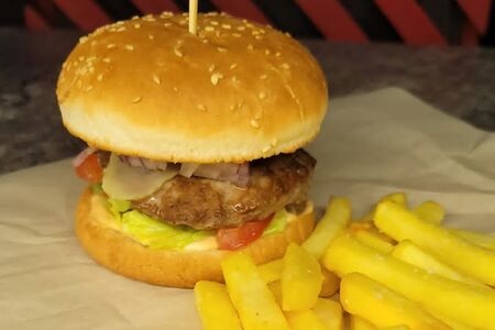 Бургер и картофель фри