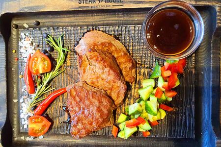 Медальоны из мраморной говядины с соусом терияки