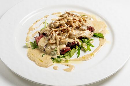 Стейк тальятта с рукколой и соусом из вешенок