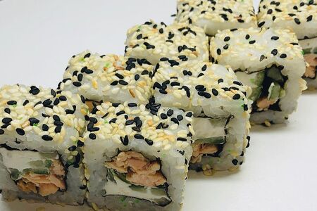 Ролл с жареным лососем